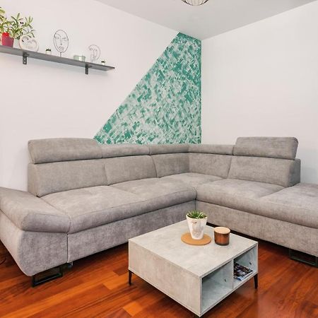 Apartament Airy 2-Br Apt W/ Open Layout & Modern Design Split Zewnętrze zdjęcie