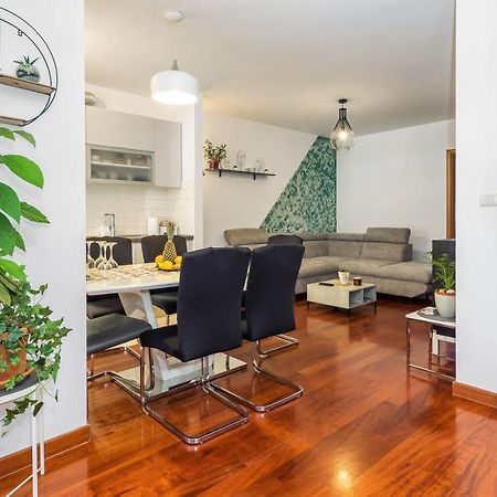 Apartament Airy 2-Br Apt W/ Open Layout & Modern Design Split Zewnętrze zdjęcie