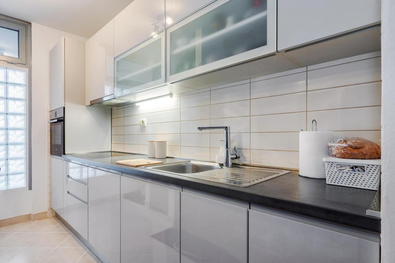 Apartament Airy 2-Br Apt W/ Open Layout & Modern Design Split Zewnętrze zdjęcie