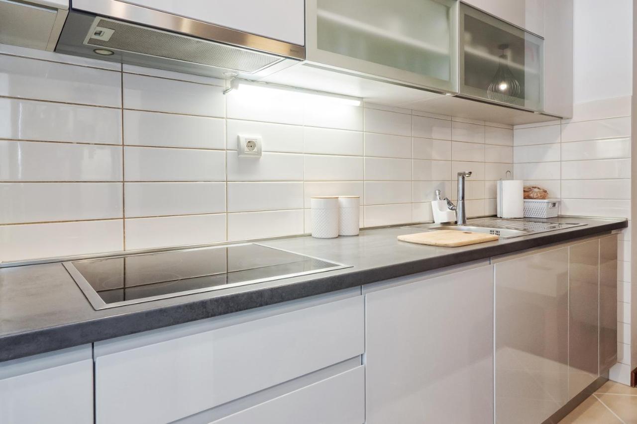 Apartament Airy 2-Br Apt W/ Open Layout & Modern Design Split Zewnętrze zdjęcie