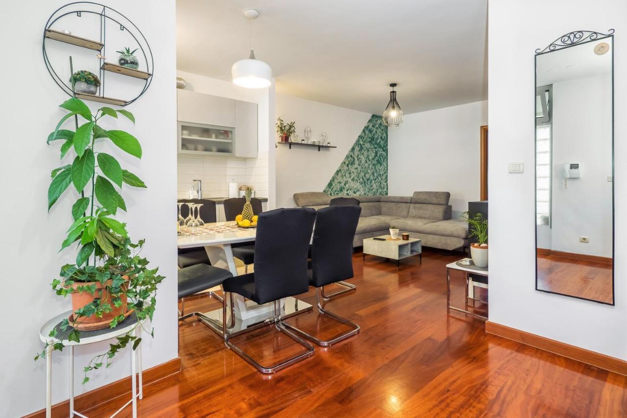 Apartament Airy 2-Br Apt W/ Open Layout & Modern Design Split Zewnętrze zdjęcie