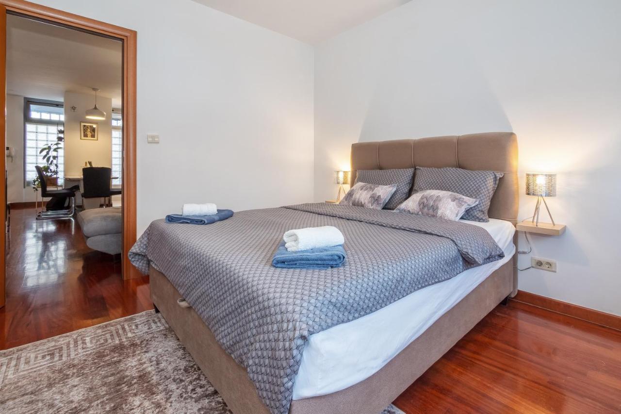 Apartament Airy 2-Br Apt W/ Open Layout & Modern Design Split Zewnętrze zdjęcie