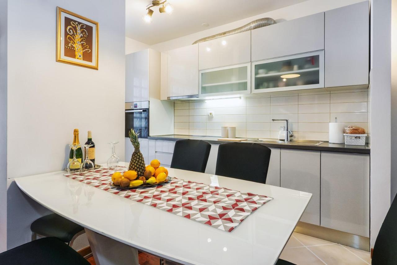 Apartament Airy 2-Br Apt W/ Open Layout & Modern Design Split Zewnętrze zdjęcie