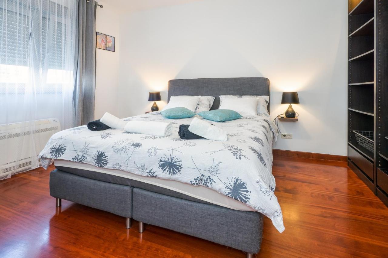 Apartament Airy 2-Br Apt W/ Open Layout & Modern Design Split Zewnętrze zdjęcie