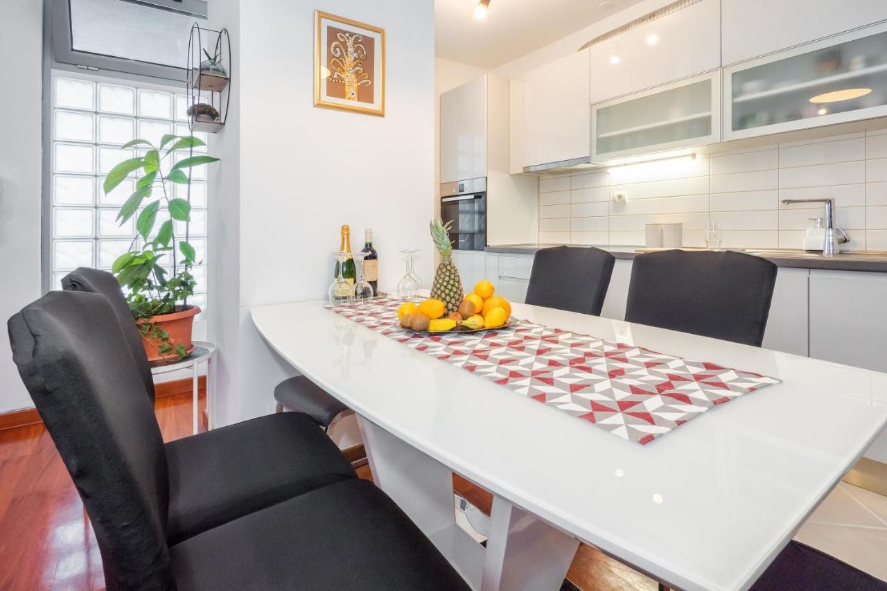 Apartament Airy 2-Br Apt W/ Open Layout & Modern Design Split Zewnętrze zdjęcie