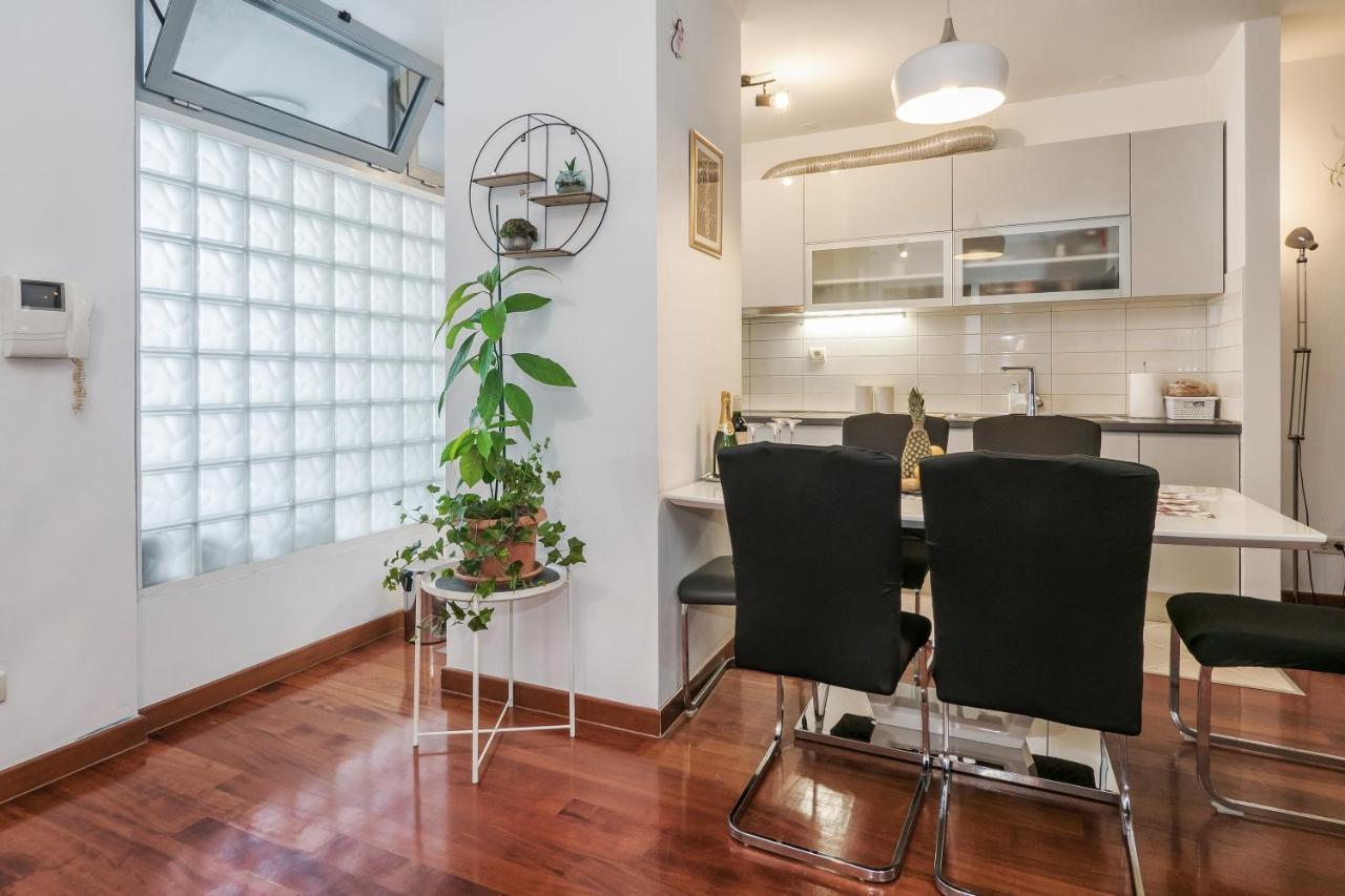 Apartament Airy 2-Br Apt W/ Open Layout & Modern Design Split Zewnętrze zdjęcie