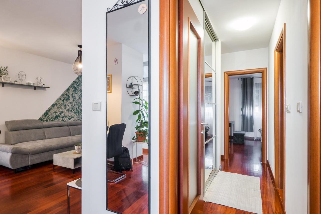 Apartament Airy 2-Br Apt W/ Open Layout & Modern Design Split Zewnętrze zdjęcie
