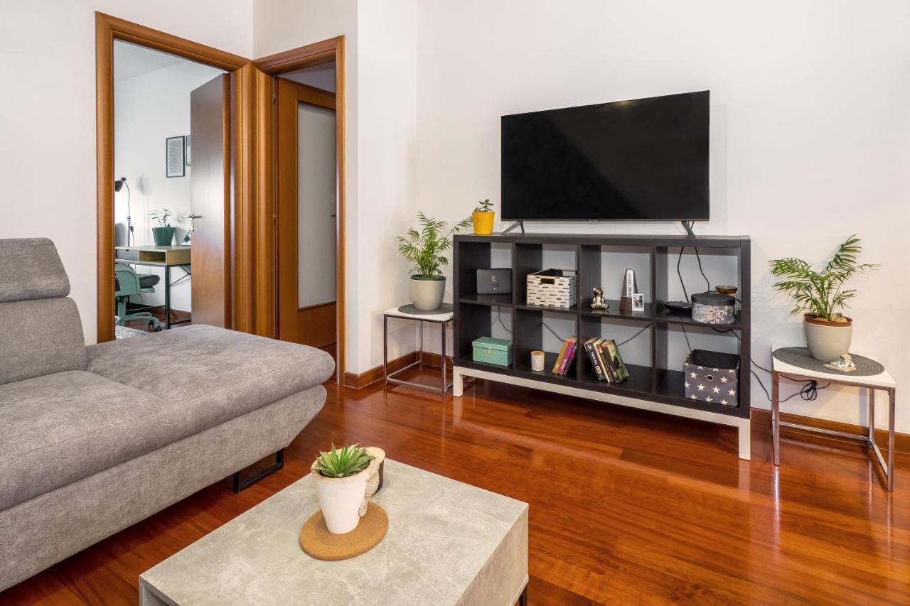 Apartament Airy 2-Br Apt W/ Open Layout & Modern Design Split Zewnętrze zdjęcie