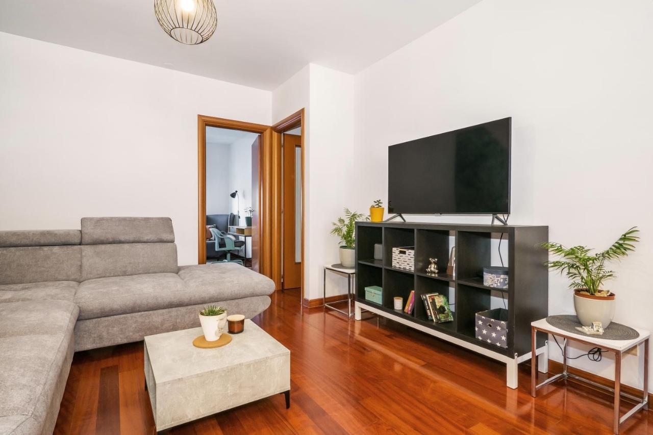 Apartament Airy 2-Br Apt W/ Open Layout & Modern Design Split Zewnętrze zdjęcie
