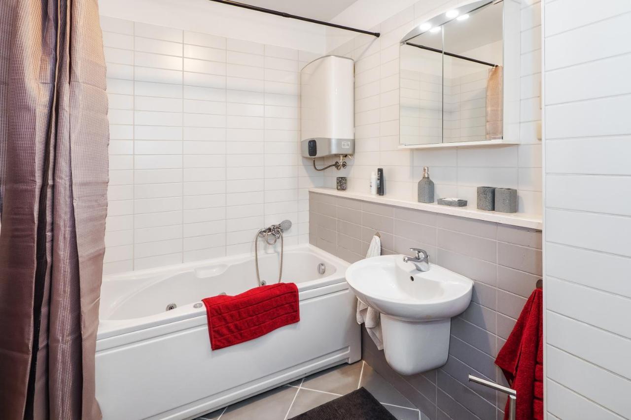 Apartament Airy 2-Br Apt W/ Open Layout & Modern Design Split Zewnętrze zdjęcie