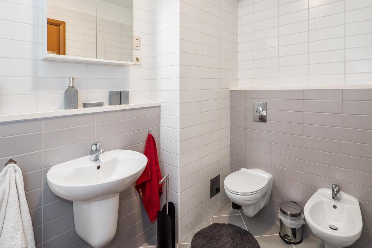 Apartament Airy 2-Br Apt W/ Open Layout & Modern Design Split Zewnętrze zdjęcie
